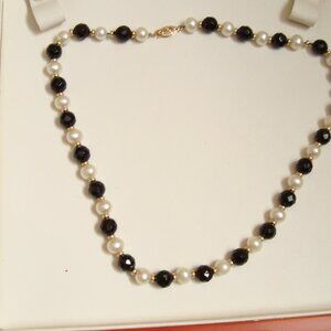 PEARL AND BLACK STONE NECKLACE 14K GOLD CLAPS